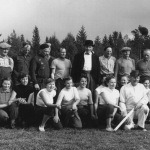 Gubbar mot damer. b.fr.v. Anells-Erik Pelles-Erik Larses-Olle Jonas Olsson Göran Persson Fyrs-Per August Holm Petrus Iggström ned .f.v. Yvonne Eriksson Ann-Mari Eriksson Margit Leek Petters-Ingrid Andersson Marianne Arvidsson Ritva ? Elin Andersson Ann.Britt Frank Signe Andersson Per-Erik Engström Maj-Britt Andersson Doris Engkvist